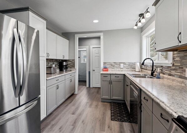 Fridge, microwave, oven, stovetop - Experience charm at the Historic Emily Filer Home in Ludington (Ludington)