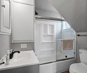 Shower, towels - Experience charm at the Historic Emily Filer Home in Ludington (Ludington)