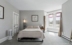 5 bedrooms, free WiFi, bed sheets - Experience charm at the Historic Emily Filer Home in Ludington (Ludington)