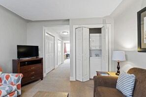 Living area - Condo in downtown Ludington, perfect for a cozy getaway. (Ludington)