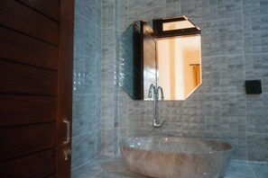 Deluxe Room | Bathroom - Pande Permai Guest House (Ubud)