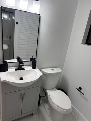 Hair dryer, towels, soap, shampoo - Bonita House (Las Vegas)