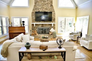 Smart TV, fireplace, DVD player, ping pong - Luxury Lakefront Estate- World Cup 2026- Pool, Speakeasy & Theater- Atlanta (Lithonia)