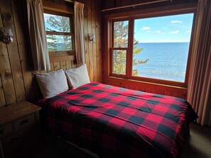 3 bedrooms - Lake Superior Log Cabin - Wave Watching Delight! (Lutsen)
