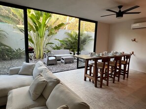Smart TV - 3 bd 2.5 ba w/AC, Wifi 15 min walk to Beach! Pet Friendly, spacious and clean! (Sayulita)