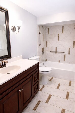 Douche, serviettes fournies, savon, papier de toilette