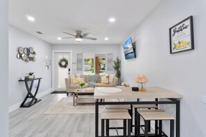Dining - 3BR 2BA Middle River Palm House in Fort Lauderdale (Fort Lauderdale)