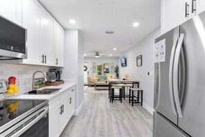 Microwave, oven, stovetop - 3BR 2BA Middle River Palm House in Fort Lauderdale (Fort Lauderdale)