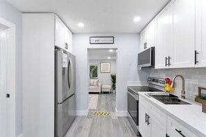 Microwave, oven, stovetop - 3BR 2BA Middle River Palm House in Fort Lauderdale (Fort Lauderdale)