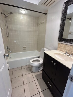 Shower, hair dryer, towels, soap - Sweet 2 Bed/ 2 bath 5 mins to Siesta Key Beach. Amazing location all brand new. (Sarasota)