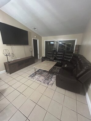Interior - Sweet 2 Bed/ 2 bath 5 mins to Siesta Key Beach. Prime location near everything (Sarasota)