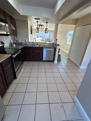 Kühlschrank, Ofen, Herdplatte, Geschirrspüler