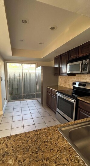 Fridge, oven, stovetop, dishwasher - Sweet 2 Bed/ 2 bath 5 mins to Siesta Key Beach. Prime location near everything (Sarasota)