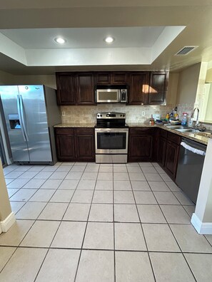 Een koelkast, een oven, een kookplaat, een vaatwasser