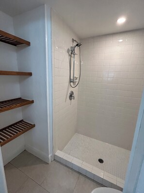 Shower, hair dryer, towels, soap - Sweet 2 Bed/ 2 bath 5 mins to Siesta Key Beach. Prime location near everything (Sarasota)