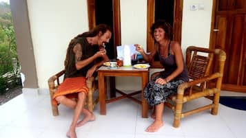 Chambre Triple Confort, non-fumeurs, vue jardin | Restauration extérieure