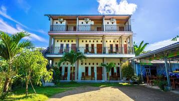 Habitación triple clásica, para no fumadores, vista al jardín | Exterior