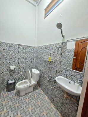 Habitació triple clàssica, no fumadors, vistes al jardí | Bany | Tovalloles i paper higiènic 