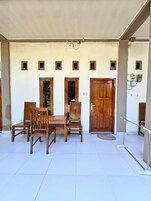 Habitación triple clásica, no fumadores, vistas al jardín | Terraza o patio