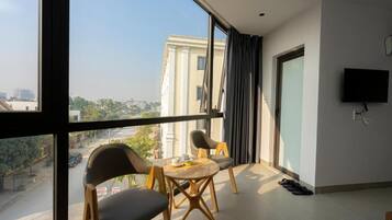 Estudio básico, balcón, vistas a la ciudad | Interior