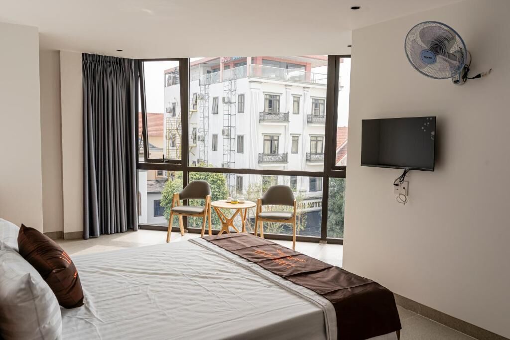 خزنة داخل الغرفة ومكتب ومساحة عمل للكمبيوتر المحمول وتجهيزات عازلة للصوت