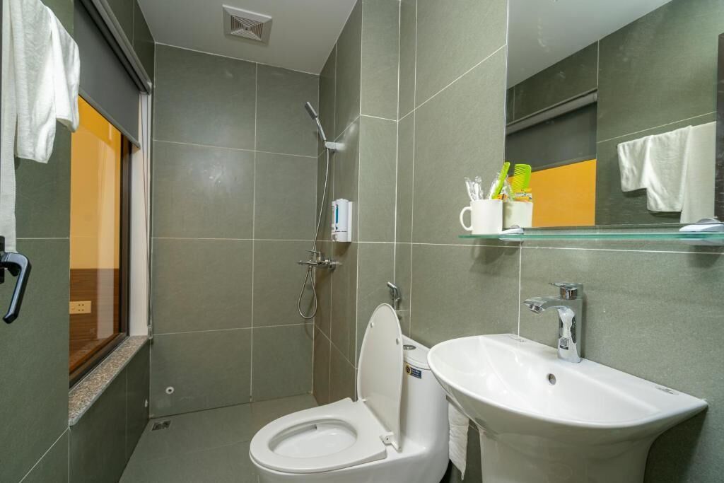 Basic-Studio, Balkon, Stadtblick | Badezimmer