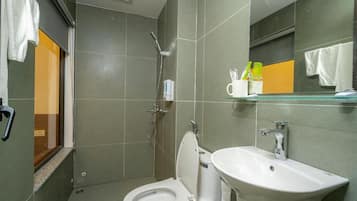 Basic-Studio, Balkon, Stadtblick | Badezimmer