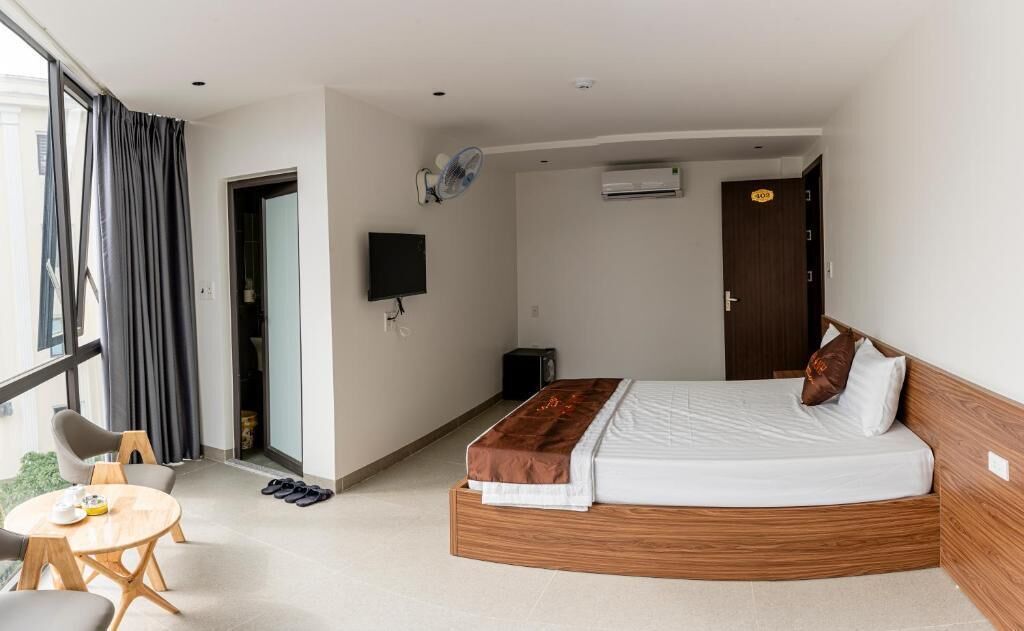 خزنة داخل الغرفة ومكتب ومساحة عمل للكمبيوتر المحمول وتجهيزات عازلة للصوت