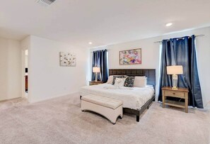 5 bedrooms, iron/ironing board, travel cot, free WiFi - Cozy & Chic 5BR Home near Strip w/Hockey table (Spring Valley)