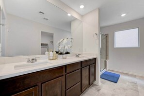 Shower, hair dryer, towels, soap - New Modern 6BR Villa - Near Strip - NEW furniture (Spring Valley)