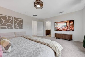 6 bedrooms, iron/ironing board, travel cot, free WiFi - New Modern 6BR Villa - Near Strip - NEW furniture (Spring Valley)