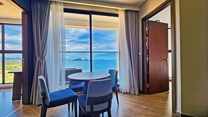 Appartamento Luxury, 2 camere da letto, balcone, vista mare | Bagno | Pantofole