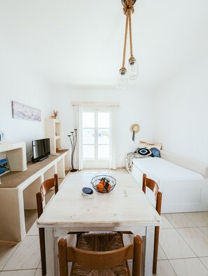 Dining - Sunset Getaway Aliki: Charming apartment by the beach with beautiful sunset view (Aliki)