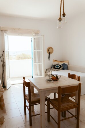 Dining - Sunset Getaway Aliki: Charming apartment by the beach with beautiful sunset view (Aliki)