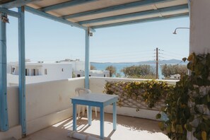 Outdoor dining - Sunset Getaway Aliki: Charming apartment by the beach with beautiful sunset view (Aliki)