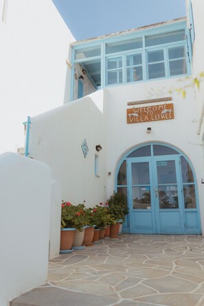 Exterior detail - Sunset Getaway Aliki: Charming apartment by the beach with beautiful sunset view (Aliki)