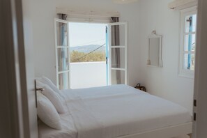 1 bedroom, iron/ironing board, free WiFi, bed sheets - Sunset Getaway Aliki: Charming apartment by the beach with beautiful sunset view (Aliki)
