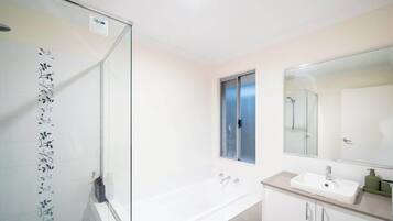 Een douche, handdoeken, shampoo