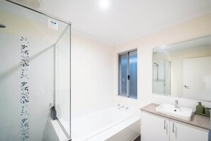 Douche, serviettes fournies, shampoing