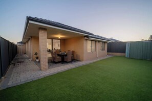 Outdoor dining - Best Baldivis Getaway (Baldivis)