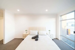 4 Schlafzimmer, Schreibtisch, Bügeleisen/Bügelbrett, WLAN