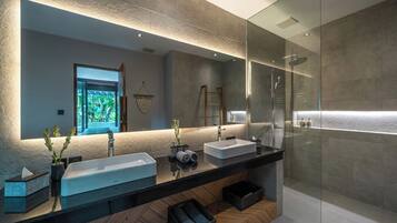 Biệt thự Deluxe, không hút thuốc | Phòng tắm | Khăn tắm, xà phòng, dầu gội, giấy vệ sinh