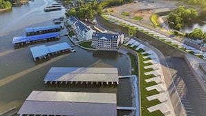 Een hotel aan de rivier met voorzieningen direct aan het water, een centraal gebouw en aangelegde tuinen.