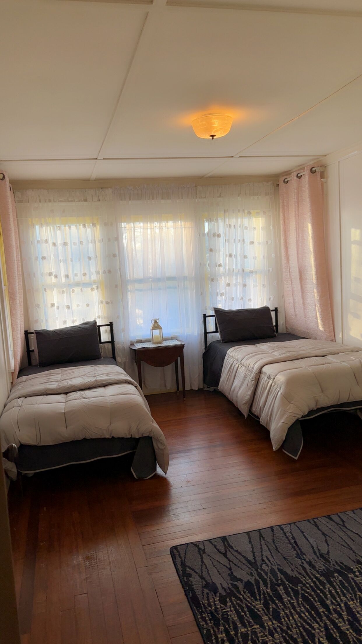 Tabla de planchar con plancha, wifi y ropa de cama 