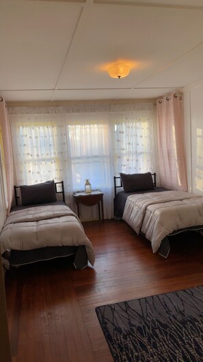 Tabla de planchar con plancha, wifi y ropa de cama 