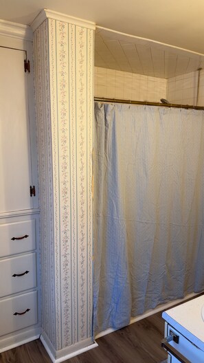 Toallas, jabón, papel higiénico