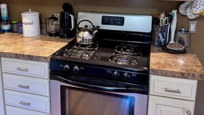 A kitchen with a stove, oven, microwave, and cabinets. - Charming 2 BR Whole-house rental Explore Historic Bethlehem (Bethlehem)