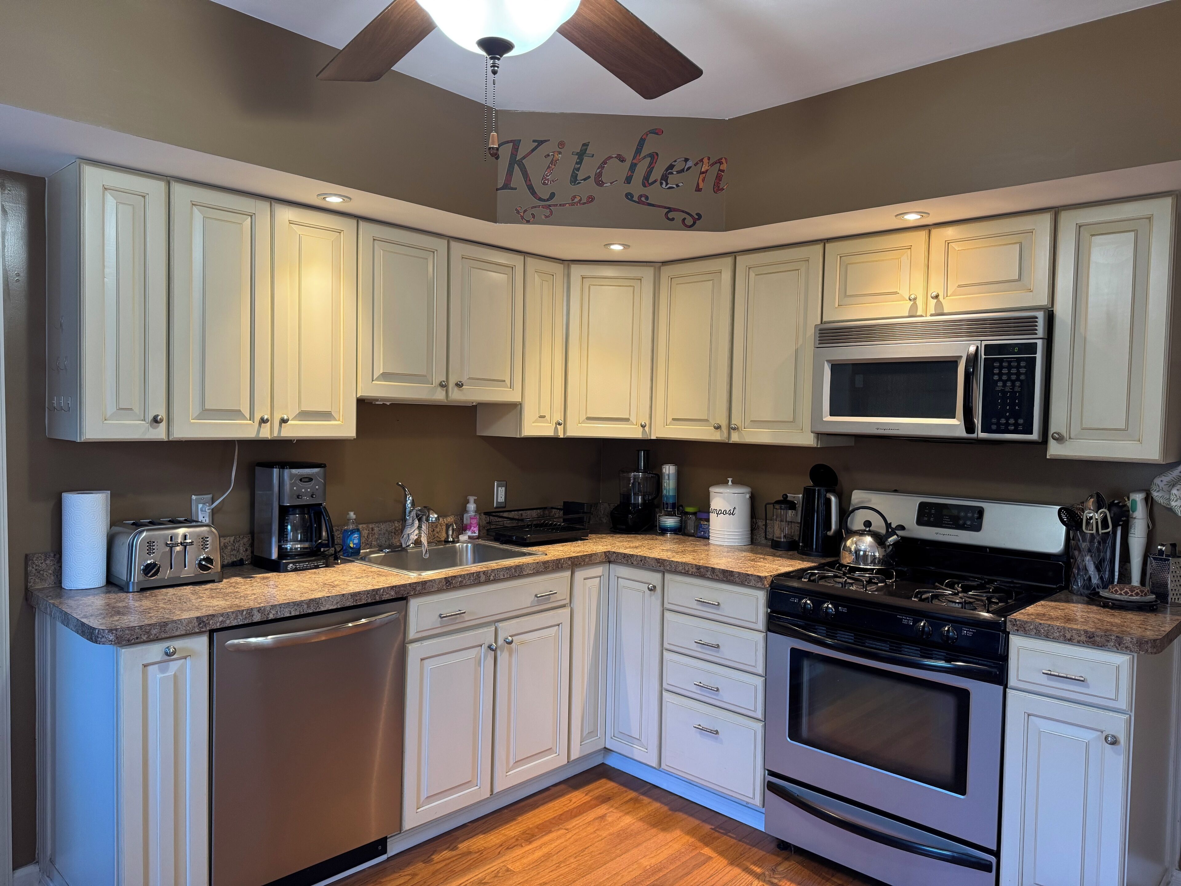 Refrigerador, microondas, horno, placa de cocina