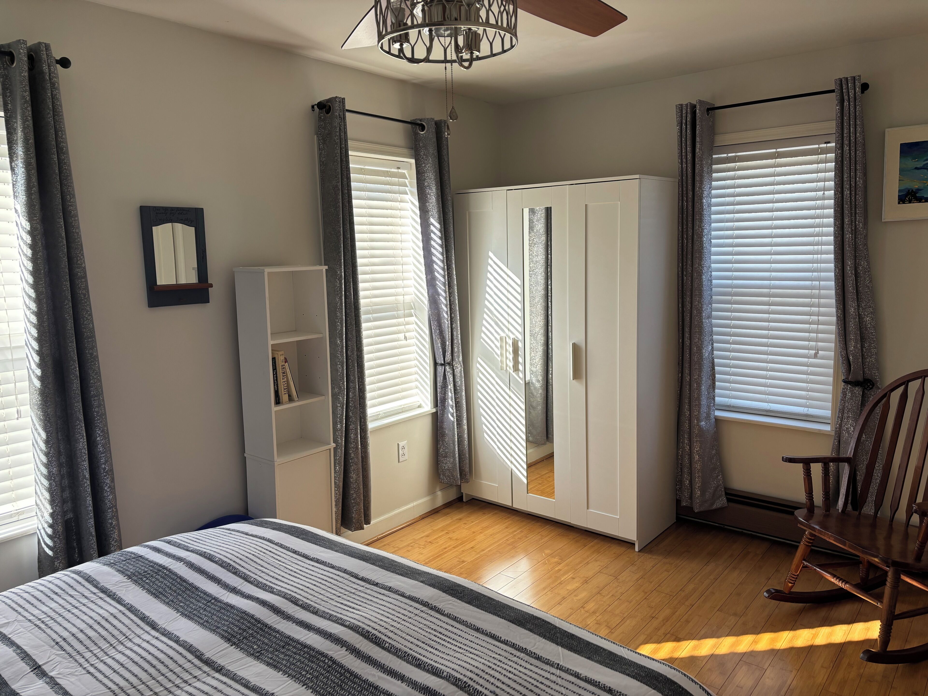 Tabla de planchar con plancha, wifi gratis, ropa de cama