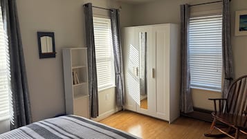 Tabla de planchar con plancha, wifi gratis, ropa de cama